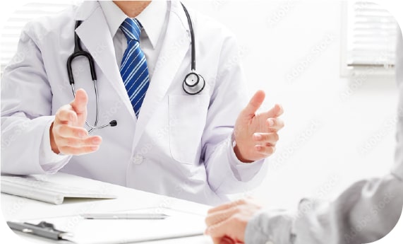 患者さんに説明する医師