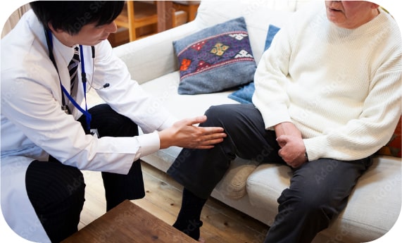 触診する医師