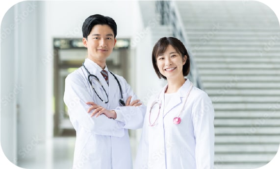 男女の笑顔の医師