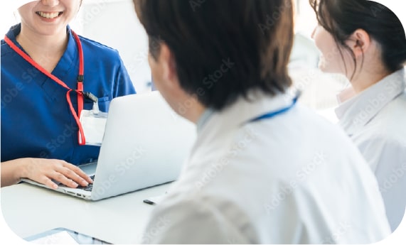 打ち合わせする看護師